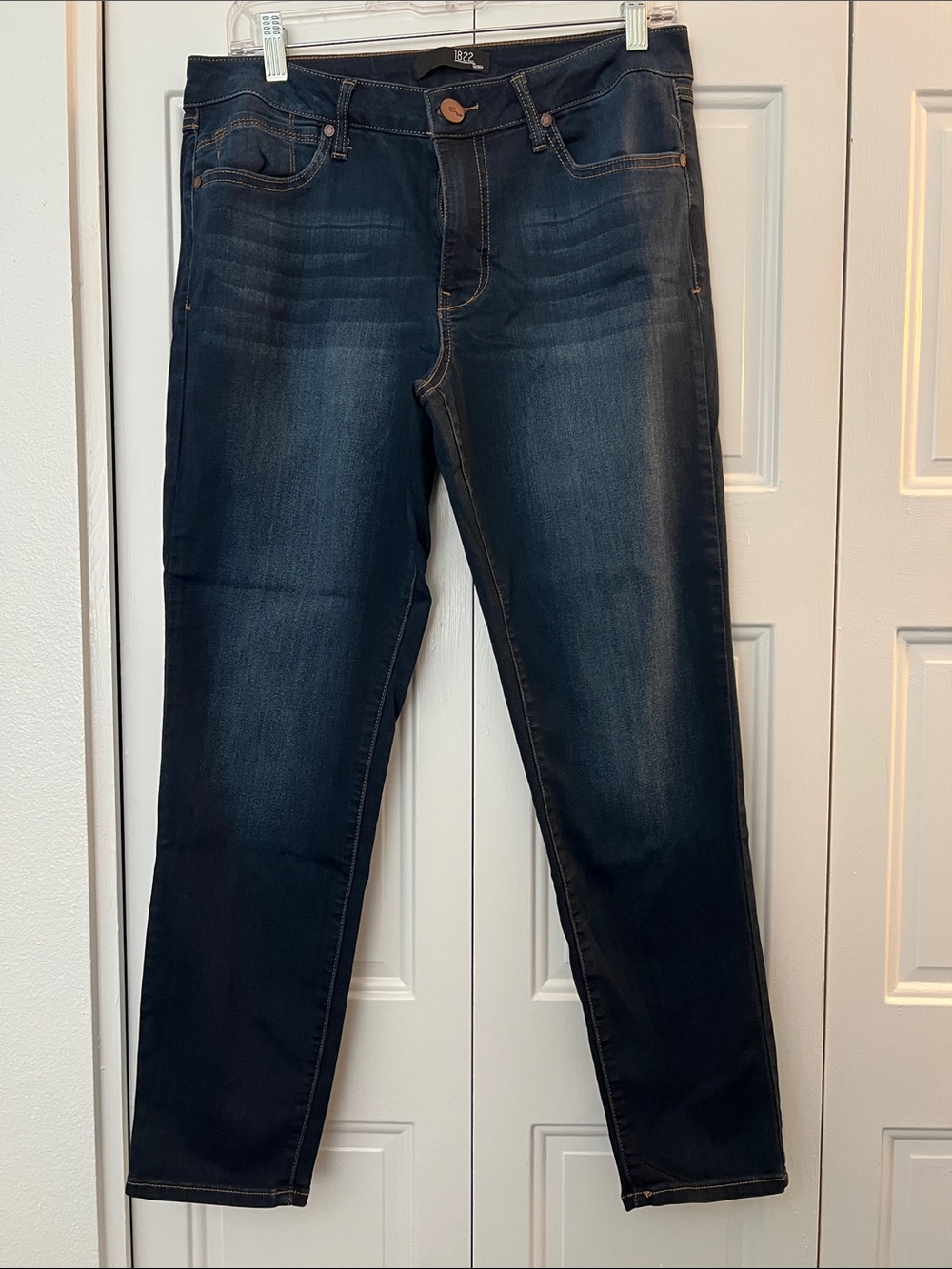 Like New - Slim Straighte Women’s fade Jeans in Dark Blue - 12